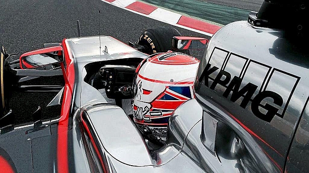 El McLaren Honda MP4-30, con Jenson Button, durante el 'filming day' en Barcelona / MARCA