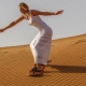 Wozniacki es la reina del desierto haciendo 'sandboard'