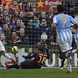 Alves intent lucirse en un pase a Bravo y regal el gol a Juanmi