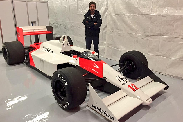 Alonso, junto al McLaren que pilot Senna en 1988 / Foto: Twitter @alo_oficial
