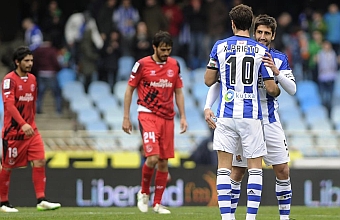 Xabi Prieto celebra junto a Markel Bergara el gol ante el Sevilla. Foto: AFP