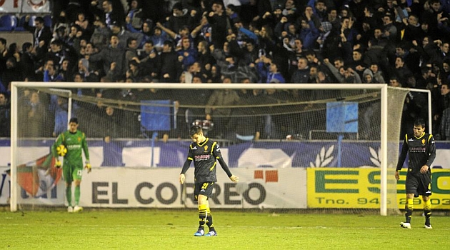 Bono recoge el baln tras uno de los goles del Alavs / Lino Gonzlez (Marca)