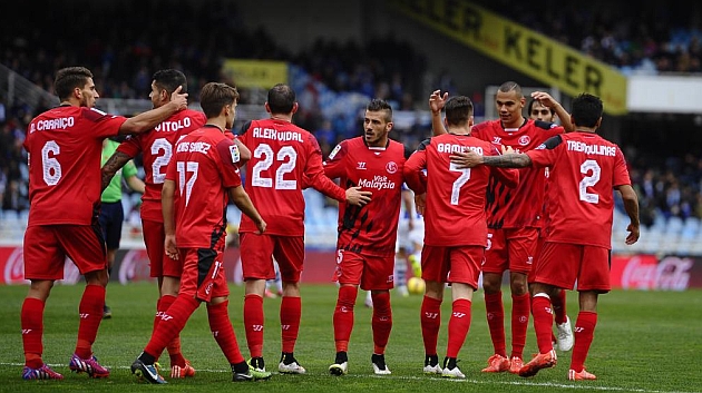 Los jugadores del Sevilla celebran el gol de Gameiro en Anoeta. J.M. SERRANO ARCE