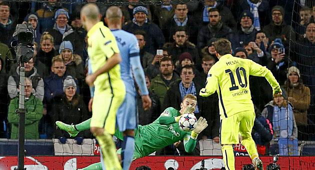 Leo Messi se top con Hart desde el punto de penalti / Reuters