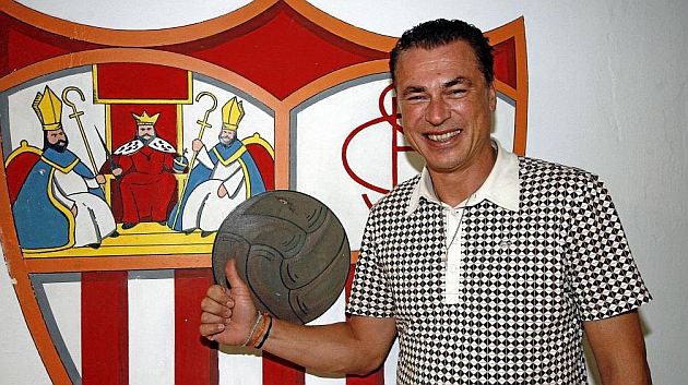 Polster posa delante de un escudo del Sevilla. KIKO HURTADO