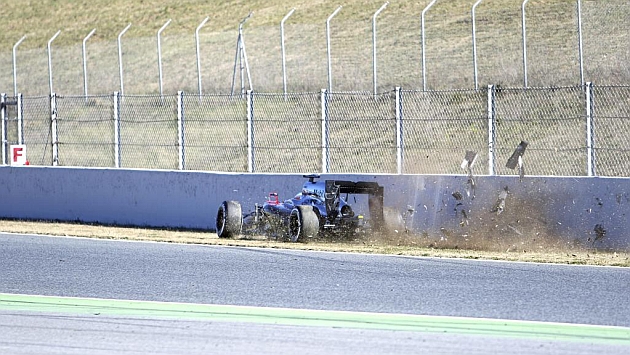 Fernando Alonso, en el momento de tocar el muro / MARCA