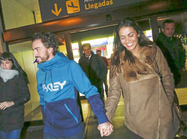 Alonso, a su llegada a Asturias junto a su novia / Foto: Javier Garca. MARCA