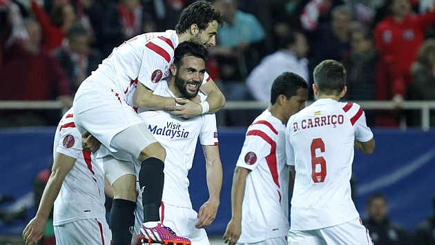 Los jugadores del Sevilla celebran el gol de Iborra en la ida. RAMN NAVARRO