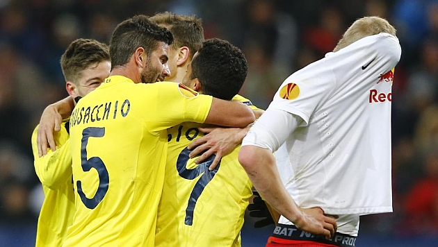 Los jugadores del Villarreal celebran un gol en Austria. RTRPIX
