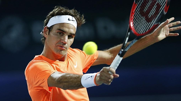 El saque de Federer apuntilla a Djokovic