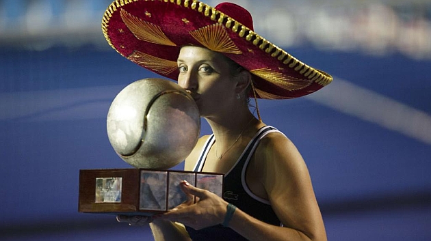 Timea Bacsinszky posa con el trofeo en Acapulco. FOTO: AFP
