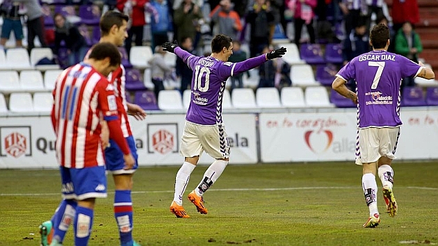 Lora y Luis Hernndez, cabizbajos tras un gol del Valladolid / Csar Minguela (Marca)