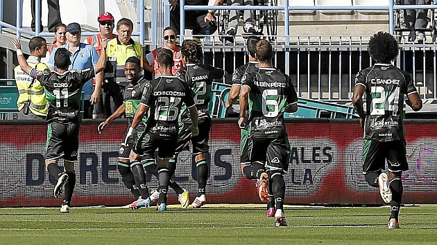 Los jugadores del Elche celebran su gol ante el mlaga en la 13-14. Foto: Pepe Ortega