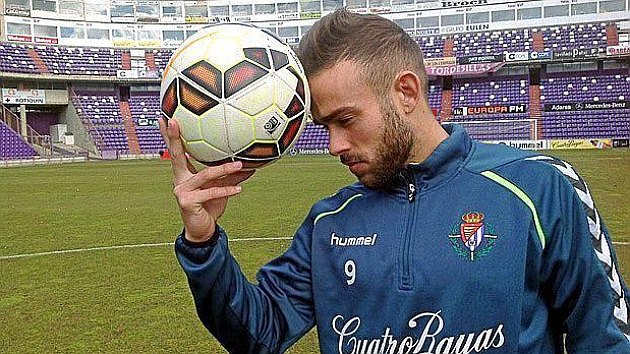 Roger (24), con un baln en la mano / Foto: Real Valladolid