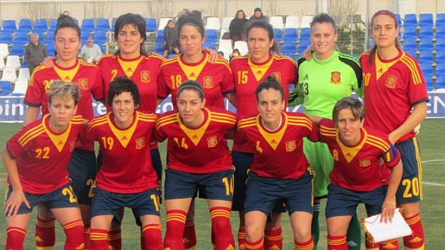 Ane Bergara (2) durante su debut con la seleccin absoluta en Murcia / Pnatar Arena