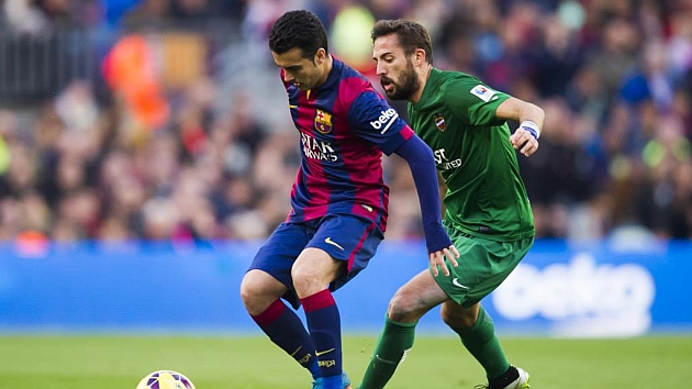 Morales pelea un baln con Pedro, jugador del Barcelona. Foto: Josep Lago