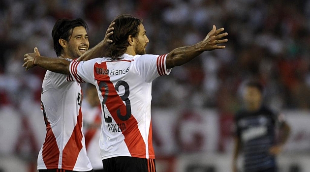 Ponzio, celebrando un gol de River Plate en un partido en el Monumental. / AFP