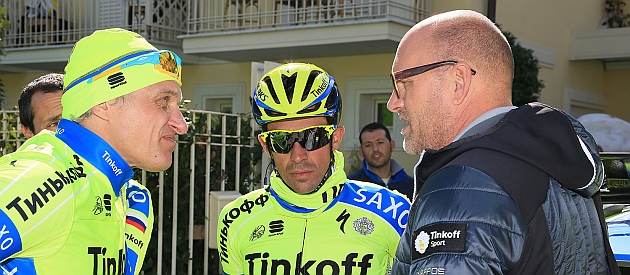 Alberto Contador, entre Oleg Tinkov y Bjarne Riis ayer en Italia. / Prensa Alberto Contador