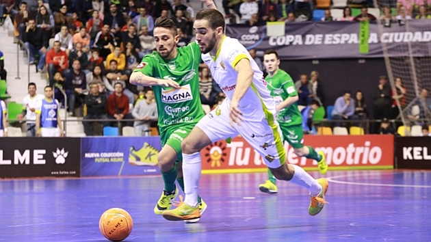 Jesulito presiona a Chicho en un lance del Magna Navarra - Palma Futsal. / LNFS