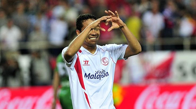 Carlos Bacca celebra uno de sus goles con el Sevilla. KIKO HURTADO