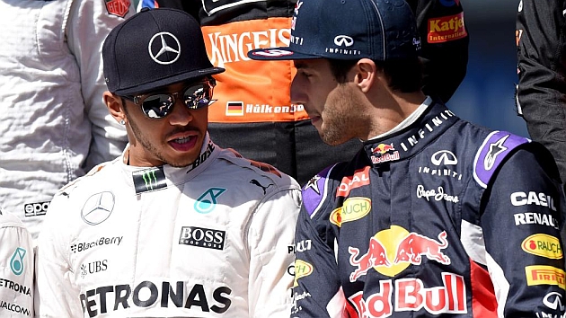 Hamilton aconseja a Red Bull que contrate a gente mejor