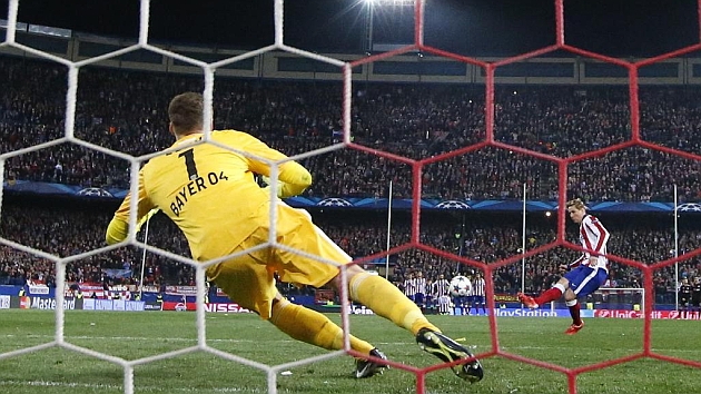 Torres anotando el penalti decisivo ante el Bayer. Foto: RTRPIX