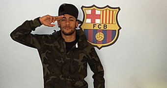 Neymar se viste de militar para recibir al City y al Madrid