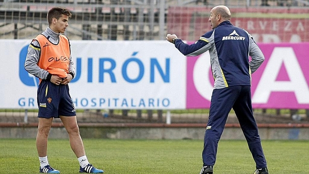 Popovic da instrucciones a Galarreta en el entrenamiento de ayer / Toni Galn (Marca)