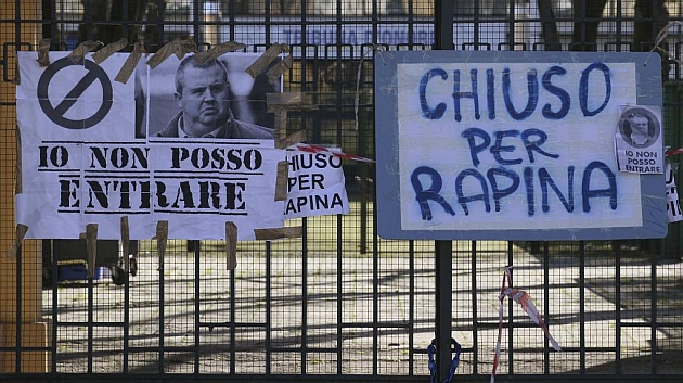 Carteles de protesta en la entrada a las instalaciones del Parma. Foto: RTRPIX