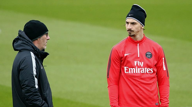 Zlatan Ibrahimovic hablando con Laurent Blanc durante un entrenamiento / RTRPIX