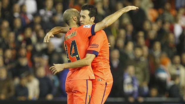 Mascherano y Busquets se abrazan durante el partido ante el Valencia. Foto: J.A. Sanz