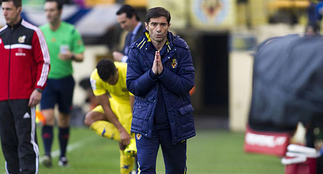 Marcelino se lamenta de una ocasin durante el partido ante el Sevilla / Jos Antonio Sanz