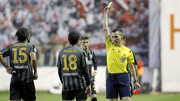 Angeleri ve la segunda amarilla en el partido ante el Rayo. Foto: ngel Rivero