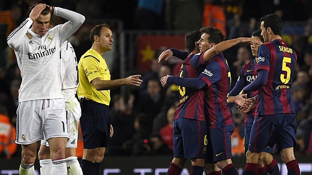 Bale se lamenta mientras los jugadores del Bara celebran un gol. Foto: AFP
