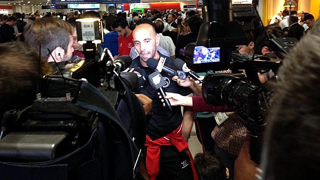 Monchi atiende a los medios a la llegada del Sevilla a Buenos Aires. Foto: SevillaFC