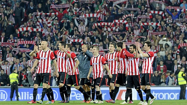 Los jugadores del Athletic delebran con su pblico la victoria ente el Madrid. Foto: Juan Echeverra