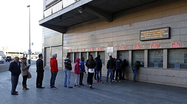 Aficionados del Atltico de Madrid esperan su turno para adquirir las entradas. Foto: Apo Caballero