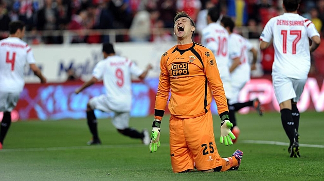 Tyton se lamenta tras encajar un gol del Sevilla. Foto: AFP