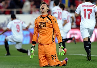 Tyton se lamenta tras encajar un gol del Sevilla. Foto: AFP