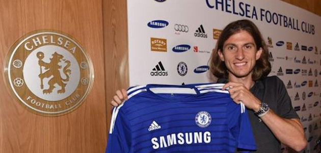 Filipe Luis posando con la camiseta del Chelsea durante su presentacin.