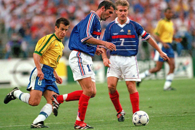 Dunga y Deschamps observan a Zidane en aquella final del Mundial del 98 (3-0) en el Stade de France. FOTO: POPPERFOTO