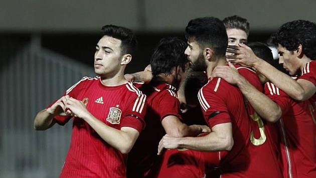 Munir celebra con sus compaeros el primer gol del partido / ABEL F. ROS