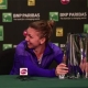 Simona Halep no puede levantar el trofeo... literalmente