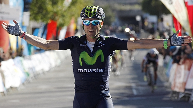 Valverde celebra el triunfo en la meta de Valls / FOTO Prensa Movistar Team