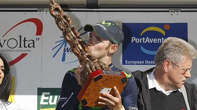 Valverde besa el trofeo que le acredita como vencedor de la etapa / FOTO RAFA GÓMEZ / CICLISMO A FONDO
