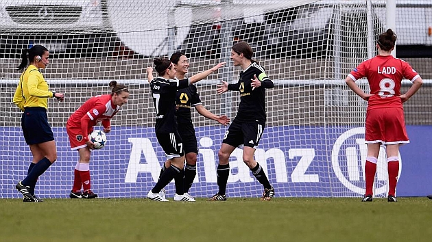 Vero Boquete celebra junto a sus compaeras uno de los goles del FFC Frankfurt.