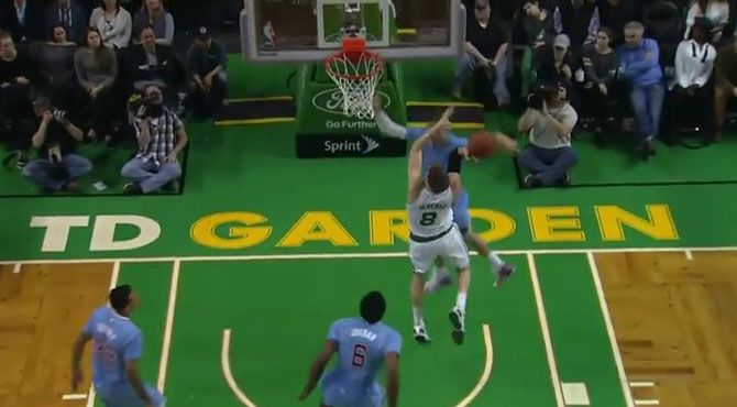 Blake Griffin, el 'Cyborg 2.0' de la NBA, se inventa el tapn de 360 grados