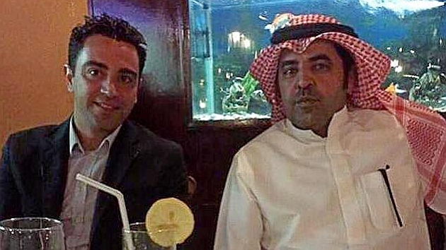 Xavi con el presidente del Al Sadd, Mohamed al Ali /