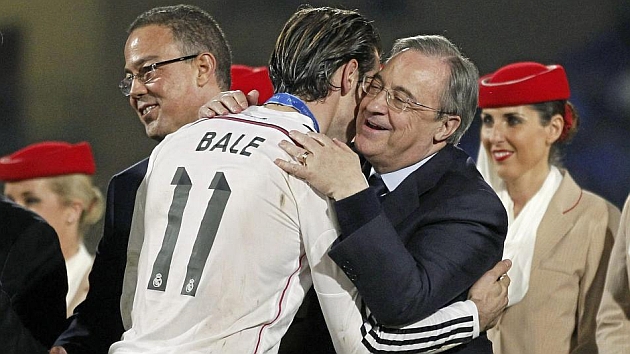 Florentino Pérez abraza a Bale tras la final del Mundialito. Foto: Chema Rey