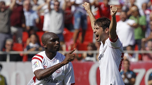 Mbia y Coke celebran un gol del Sevilla. RAMN NAVARRO